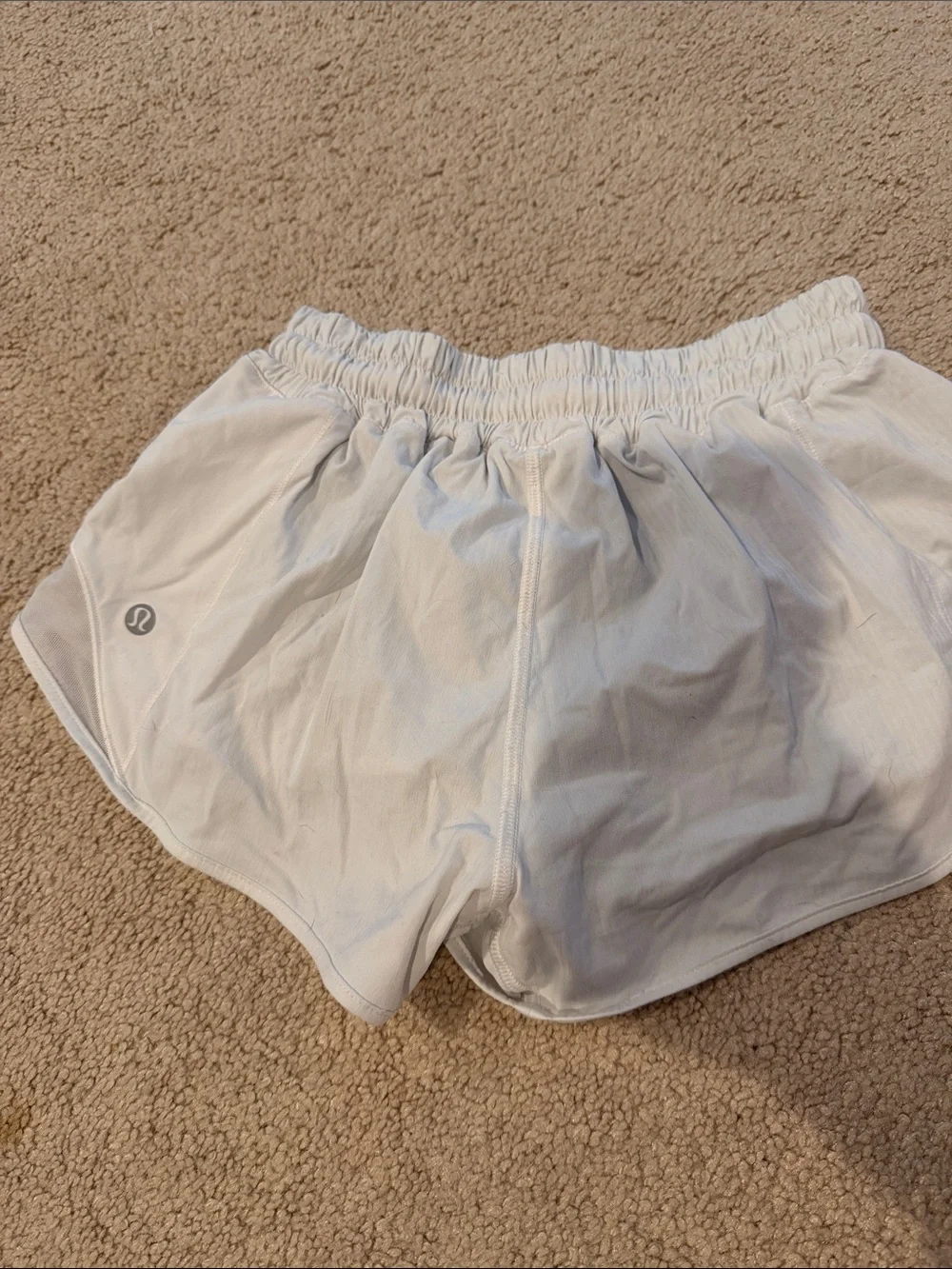 Lululemon White Women's Athletic hotty hot 2.5 inch shorts sz 2